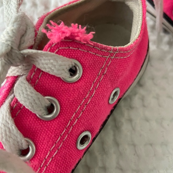 Little Girl’s converse NEON PINK shoes size 11 - Picture 2 of 7